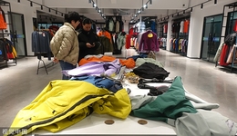 不甘只做始祖鳥(niǎo)平替，“中國(guó)沖鋒衣之鄉(xiāng)”要擠進(jìn)高端供應(yīng)鏈 | 城市觀察家