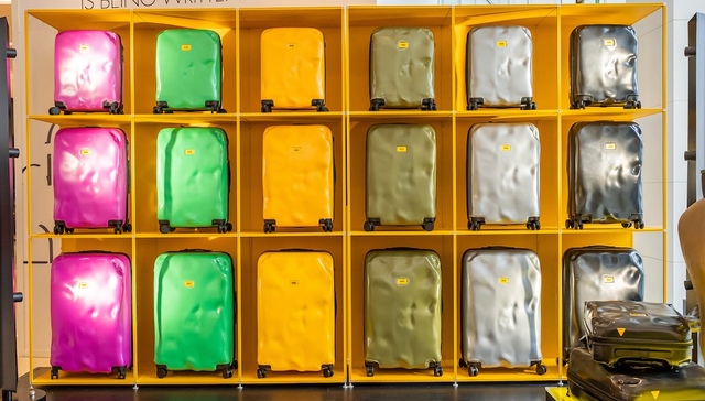 谁为一个故意把表面砸坏的旅行箱品牌买单？