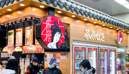 卖咖啡、卖酒、卖糖水……茶颜悦色的疯狂和克制