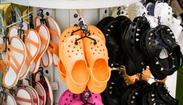 为了400块的洞洞鞋，我买了1000块的配件