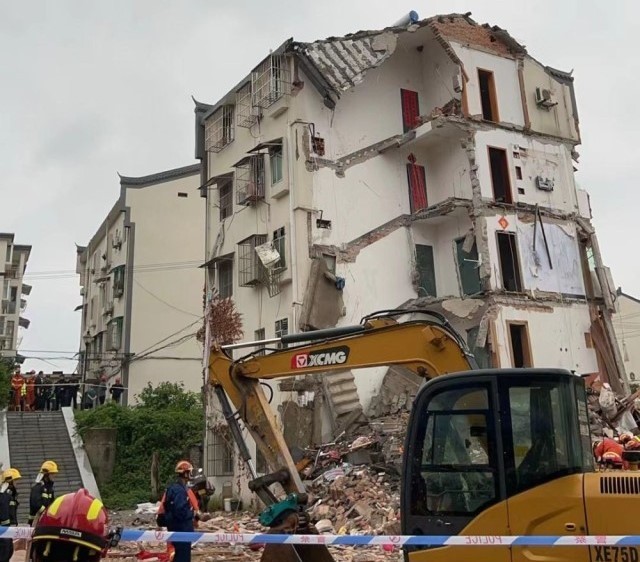 安徽铜陵一居民楼坍塌约5人失联，小区2年前曾开展老旧小区改造