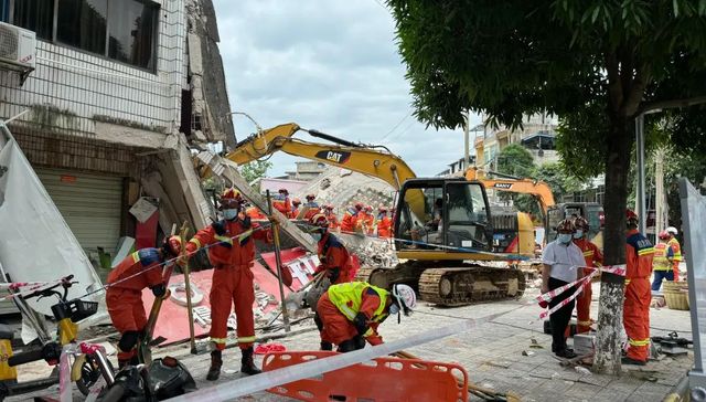 广西龙州一学校附近商铺倒塌致4人被困 附近店主：是文具店