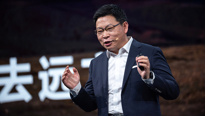 余承东首次直播忙着给智界问界带货，称华为智驾体验优于特斯拉