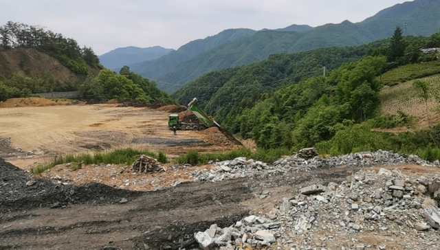 督察时当面倾倒建筑垃圾，神农架林区临时填埋场侵占生态保育区32.4亩