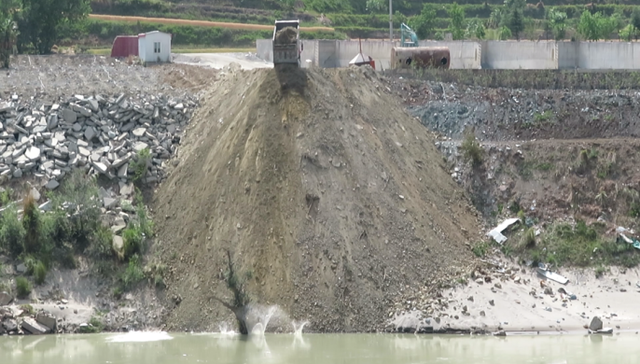 中央环境督查组蹲守多日发现：重型卡车每天将弃渣直接倒入金沙江，占用河道500余平方米