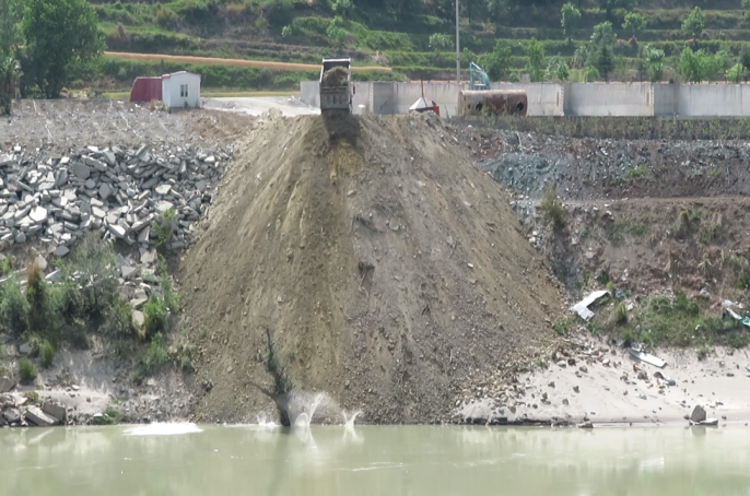 中央环境督查组蹲守多日发现：重型卡车每天将弃渣直接倒入金沙江，占用河道500余平方米