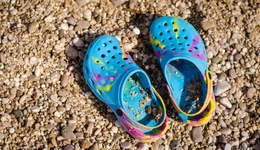 年轻人氪金“爆改”洞洞鞋，鞋花厂商3个月卖出超亿单