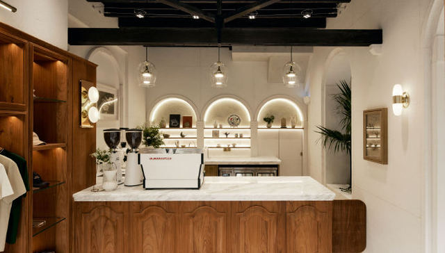 “9块9”咖啡遍地时，白敬亭的精品咖啡店开业日大排长龙