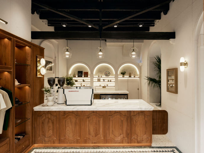 “9块9”咖啡遍地时，白敬亭的精品咖啡店开业日大排长龙