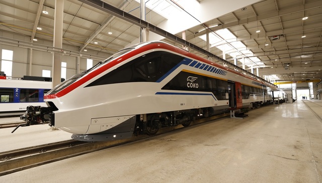 首次进入欧洲！中国研制的匈塞铁路高速动车组在塞尔维亚亮相