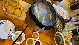 吃鸡也要分部位？潮汕切片鸡煲爆火，有门店一天卖出1000只鸡