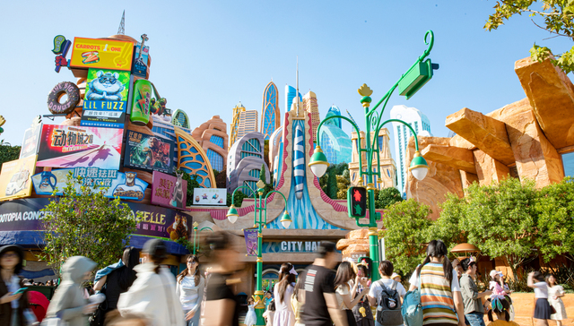 上海迪士尼去年客流量超1300万人次创新高，主题乐园卷什么？