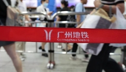 在地铁站“发疯”的年轻人