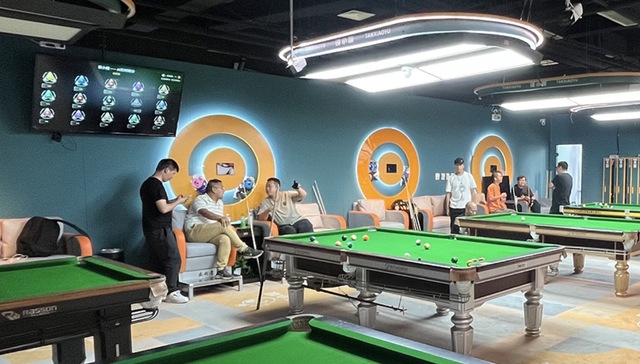 台球厅又火了，不只是靠“美女助教”