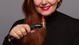 中外大公司争相入局，“无障碍美妆”前景几何？