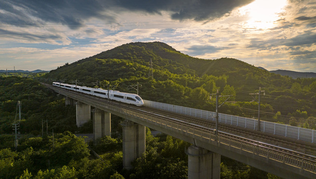 粤港澳大湾区首开“客车化”货运班列，加速粤湘两地产业转移