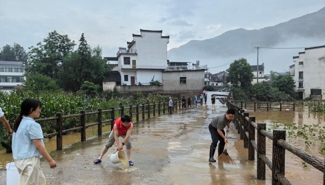 暴雨袭击安徽歙县致2.7万余人受灾，老房垮塌老人被埋