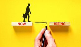 高校畢業(yè)生“卷”入最后的就業(yè)沖刺期