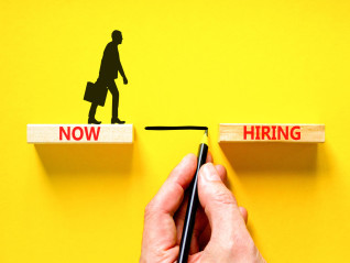 高校毕业生“卷”入最后的就业冲刺期