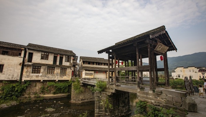 地方新闻精选 | 黄山古建环秀桥被洪水冲毁 青海都兰发生山体滑坡致3人遇难