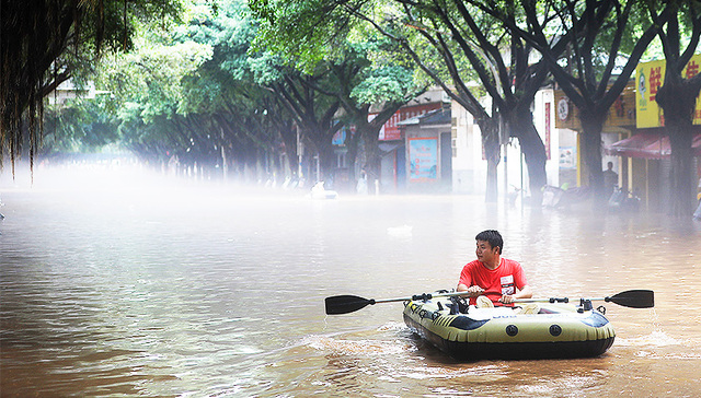 【图集】南方降雨持续：暴雨中的救援与自救