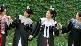 “簪花學(xué)士帽和云肩”，畢業(yè)季的國(guó)風(fēng)“經(jīng)濟(jì)潮”