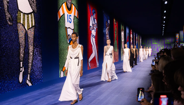 迪奥秋冬高定系列融合运动与古典，巴黎世家“纪念品”重新诠释巴黎｜是日美好事物