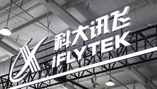 科大讯飞新模型水平超越GPT-4 Turbo，还发布了一款智能批阅机