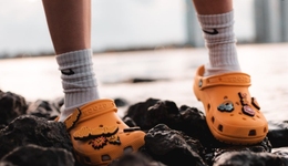 又贵又丑，百亿“洞洞鞋”的发家史