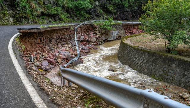 地方新闻精选 | 岳阳一干部遇山洪失联 胡友平被授予“苏州市见义勇为模范”称号