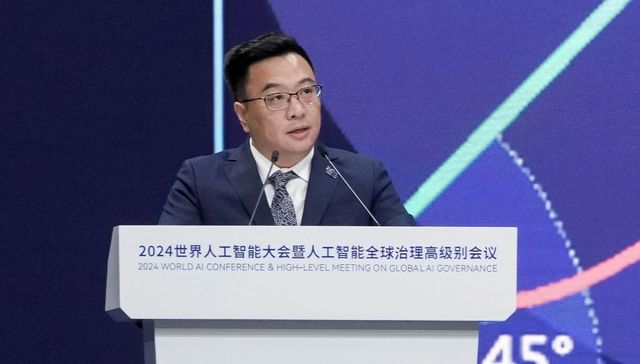 上海人工智能实验室主任周伯文：通专融合是通往AGI的战略路径｜WAIC2024