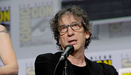 作家尼尔·盖曼被两名女性指控性侵，希拉里将出版新回忆录 | 文化周报