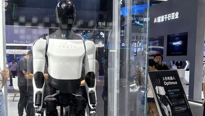 人形机器人在展馆出尽风头，商业化步伐比预期更快｜WAIC观察