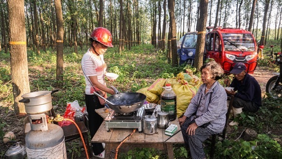 团洲垸村民口述：对面就是房子，我要亲自用眼睛守着