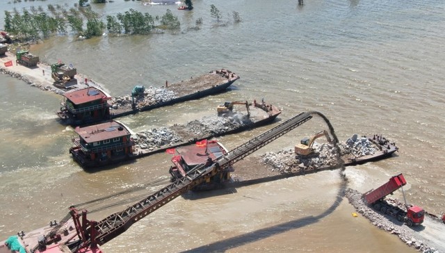 岳阳“第二道防线”钱团间堤出现两处管涌险情，目前已得到初步控制