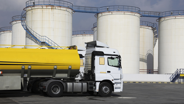 食用油罐车混装轻则赔偿、重则追究刑事责任，货运司机为何铤而走险？