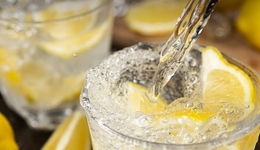 一片柠檬，引发日本饮料巨头鏖战