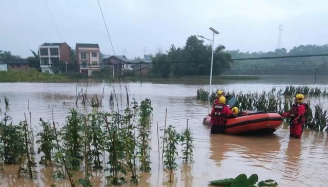 暴雨致重庆长寿等地河水倒灌、民房被淹，居民：家中有史以来第一次进水