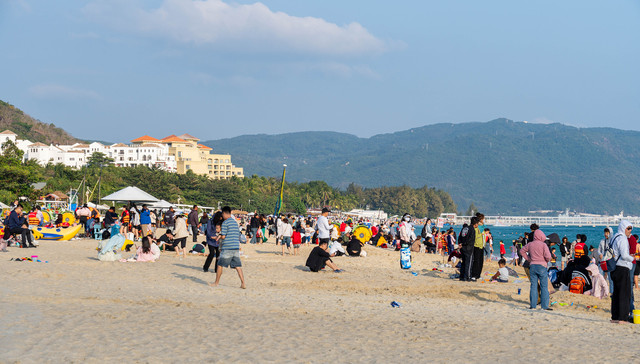 俄罗斯游客挤爆了，三亚为何受到热捧？