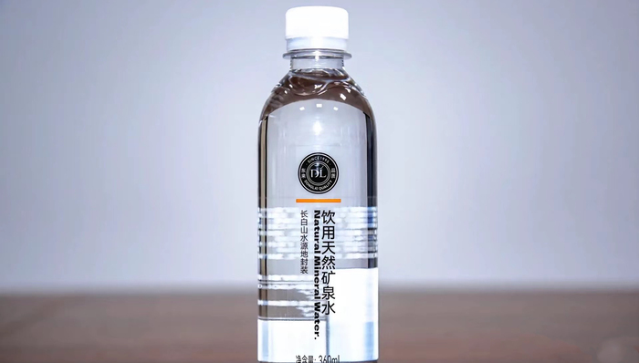 胖东来要卖矿泉水，而农夫山泉正用7毛低价搅动市场