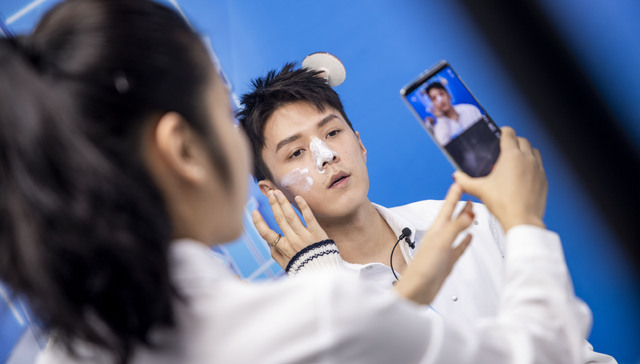 美妆博主，“卷”到翻车