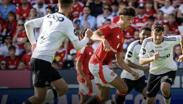 曼联在球场内外都是麻烦