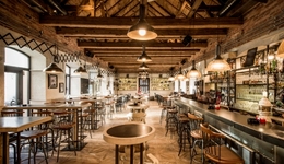 一條吐司118元，兩塊餅干21元，明星干餐飲真這么好賺？