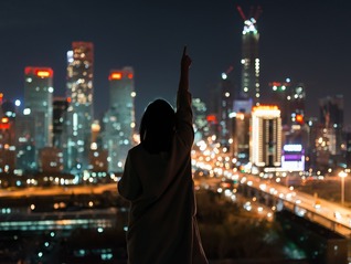 重生、逆袭、当霸总，国货美妆和洋快餐都迷上了拍短剧