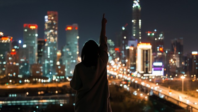 重生、逆袭、当霸总，国货美妆和洋快餐都迷上了拍短剧