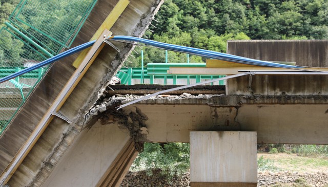 陕西柞水县山洪致高速桥梁垮塌 已12人遇难31人失联