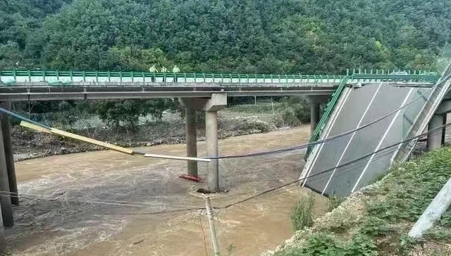 陕西柞水高速桥垮塌事故3辆落水车被发现，救援人员：救援难度大但水位有所下降