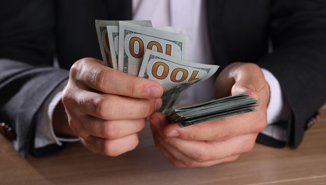 不减持承诺刚满不到两个月，超讯通信实控人换个对象继续套现