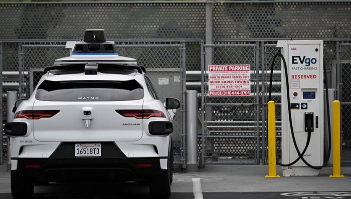 特斯拉与谷歌相继公布自动驾驶最新动态，但股价却双双下跌