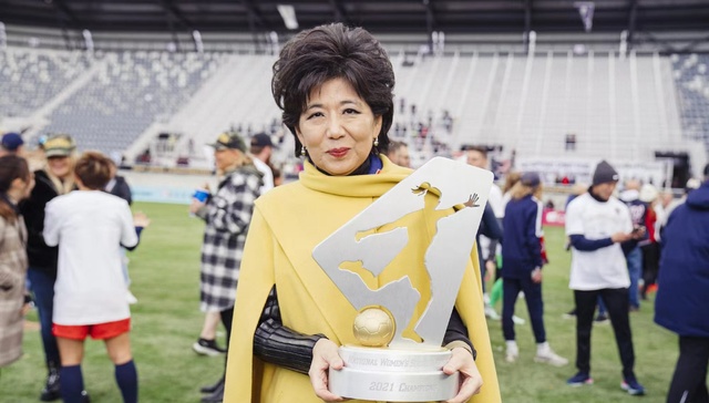 这位亚裔女商人通过买全球女足球队赚钱